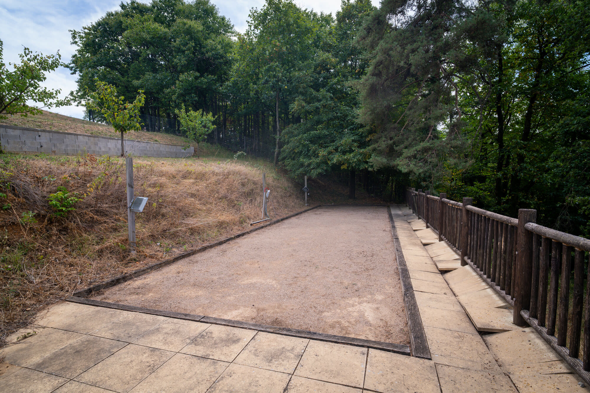 Terrain de pétanque ombragé — La Bergerie des Collines