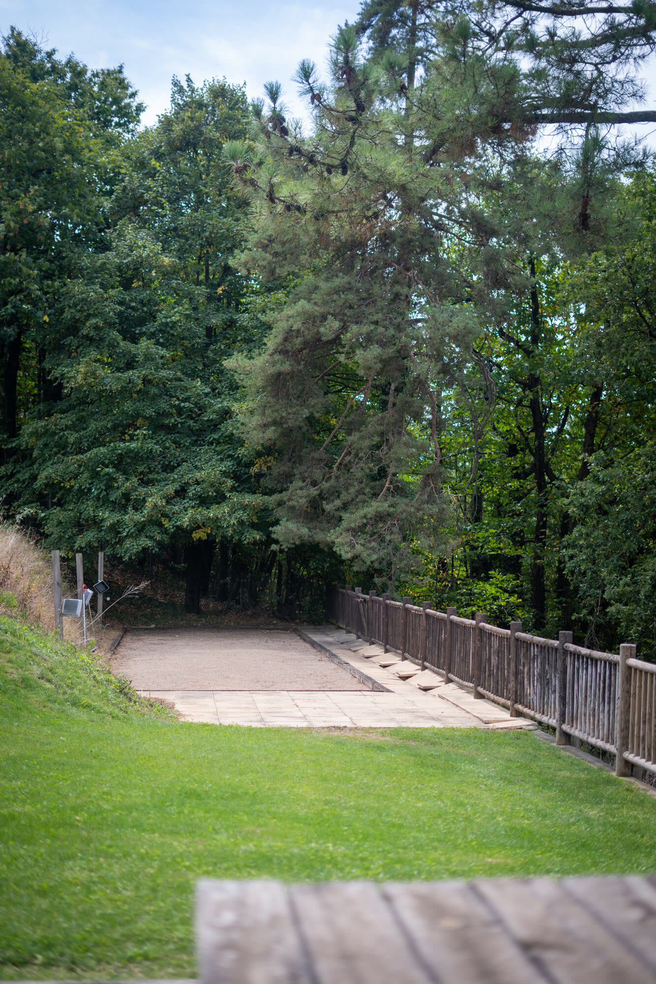 Détail du boulodrome et de la bordure calade
