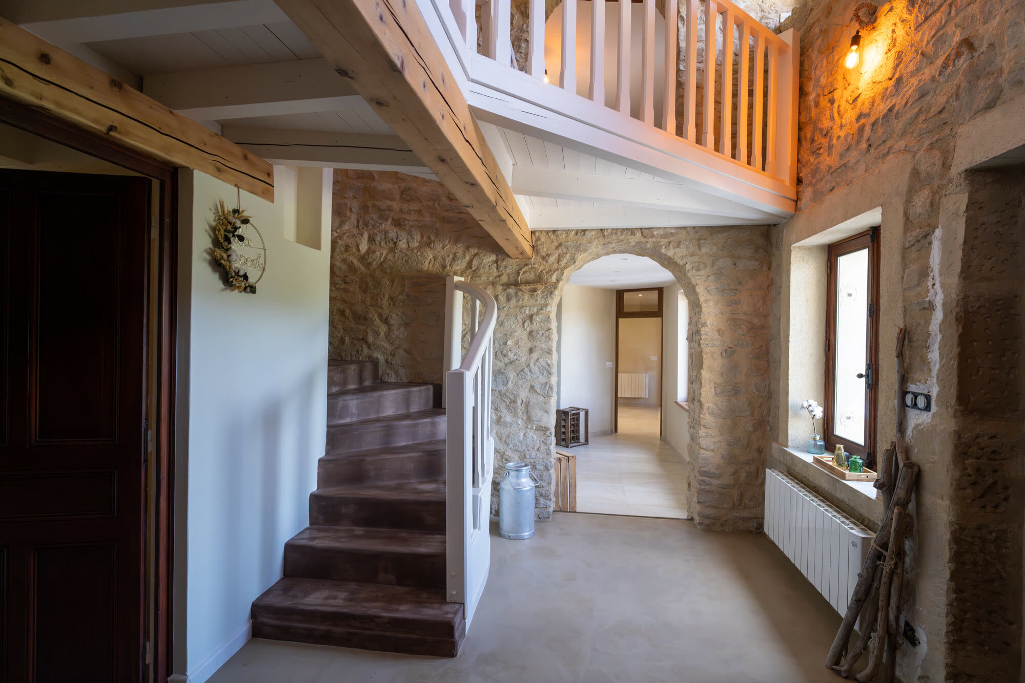 Couloir des chambres sous arche de pierre